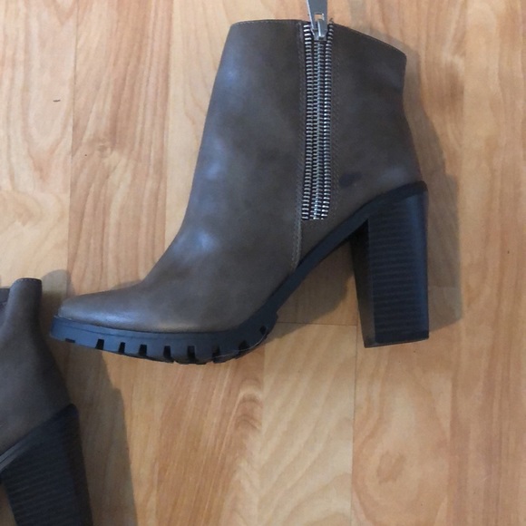 Gorgeous dark taupe boots - Picture 7 of 10